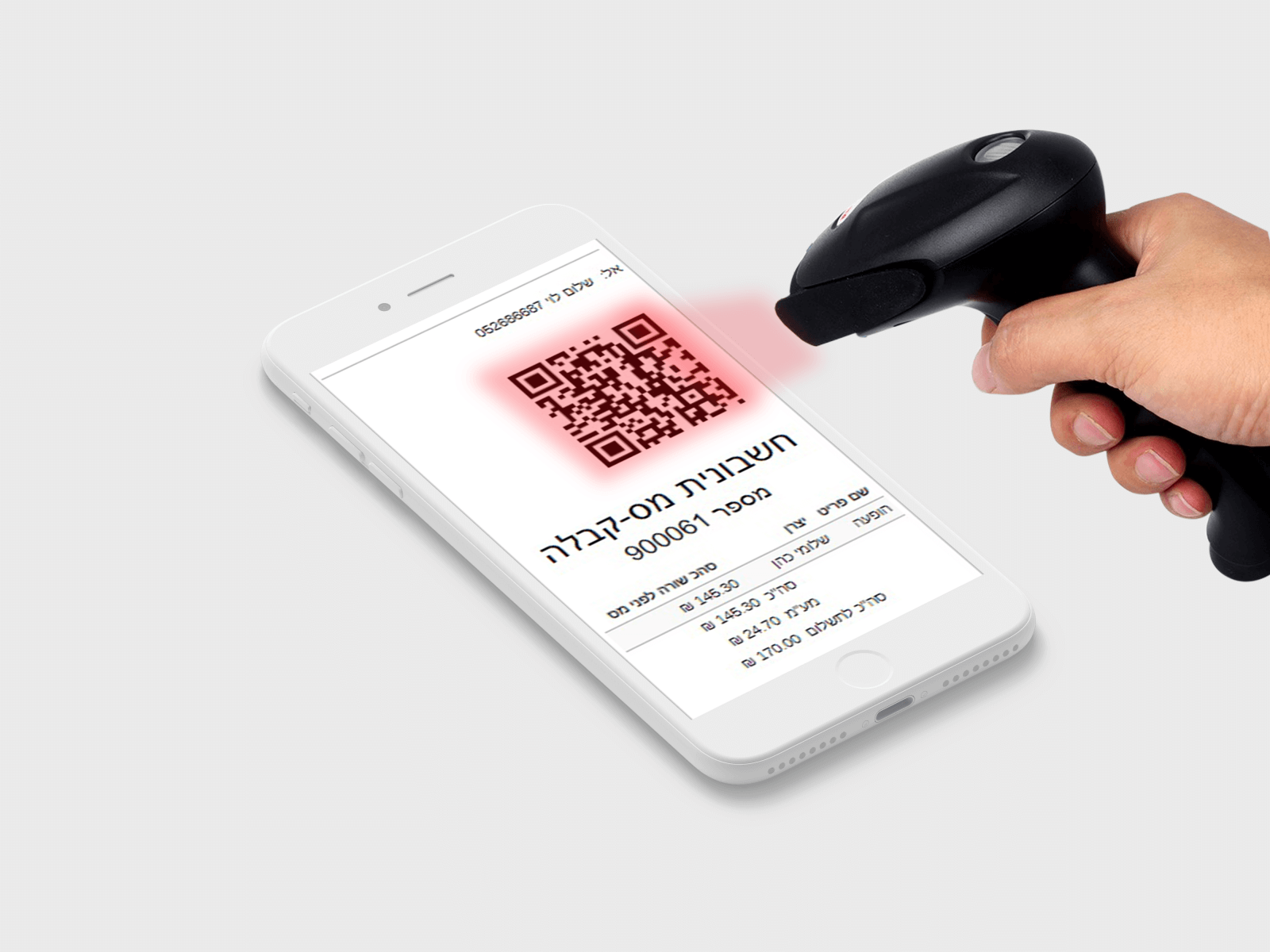 כרטוס בקופה סריקת QR קוד מחשבונית שמוצגת על צג מכשיר נייד